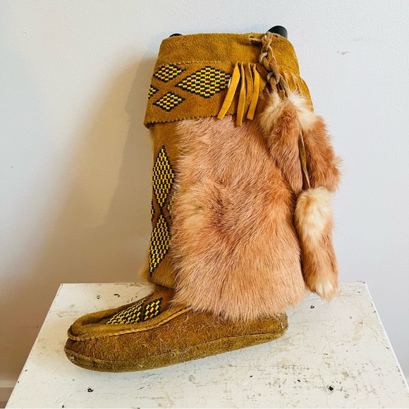 SOLD Vintage handmade leather and rabbit fur beaded moccasins - Picture 7 of 8
